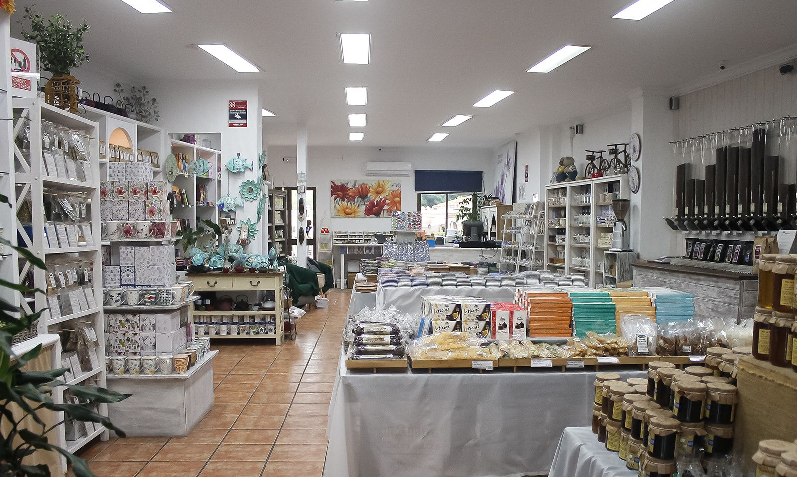 Interior de la tienda Delicias Mijas